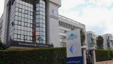 دعت المديرية العامة للضرائب، في مذكرة متعلقة بآجال أداء المعاملات التجارية، الملزمين إلى تقديم التصريح برسم سنة 2024، قبل فاتح أبريل 2025 بطريقة إلكترونية وأن يؤدوا تلقائيا في نفس الوقت مبلغ الغرامة المالية المستحقة. وأبرزت المديرية، في بلاغ لها، أنها "تذكر الأشخاص الاعتباريين والذاتيين الذين حققوا رقم معاملات يفوق 10 ملايين درهم ويقل أو يساوي 50 مليون درهم دون احتساب الضريبة على القيمة المضافة برسم السنة المحاسبية المختتمة قبل فاتح يناير 2024، بإلزامية التصريح بالفواتير الصادرة ابتداء من فاتح يناير 2024 التي لم تؤدى في الآجال القانونية". وذكر المصدر ذاته أن الملزمين الذين حققوا رقم معاملات يفوق 50 مليون درهم دون احتساب الضريبة على القيمة المضافة برسم السنة المحاسبية المختتمة قبل فاتح يناير 2025، يظلون خاضعين لإلزامية التصريح كل ثلاثة أشهر وذلك قبل نهاية الشهر الموالي لانصرام كل ثلاثة أشهر. وأشار البلاغ، في هذا الصدد، إلى أن الغرامة المالية تطبق على جميع الفواتير الصادرة ابتداء من فاتح يناير 2025، بما فيها تلك التي يقل أو يساوي مبلغها 10.000 درهم، مبرزا أن عدم وجود فواتير غير مؤداة في الآجال القانونية لا يعفي المعنيين من إلزامية التصريح. وخلص إلى أنه يمكن تحميل دفتر التحملات وكذا مرفقات التبادل الإلكتروني للبيانات عبر البوابة الإلكترونية للمديرية العامة للضرائب.